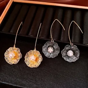 Boucles d'oreilles fleur plaquées or 18 carats avec pétales tissés et zircon brillant
