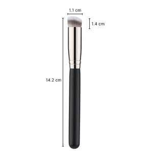 Λοξό πινέλο concealer με λεπτομέρειες διαστάσεων 1,4 εκ. τρίχα και 14,2 εκ. μήκος