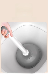 Dettaglio del set 3-in-1 scopino e stantuffo WC con manico lungo per pulizia profonda del bagno