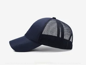 Détails de la casquette de baseball bleu marine avec maille filet respirante de côté