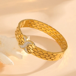 Bracelet doré en acier inoxydable en forme de X avec breloques lune et zircons blancs