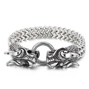 Bracelet tête de dragon argenté pour homme avec texture rétro sur fond blanc