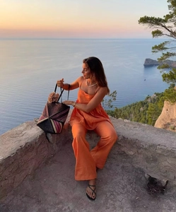 Détail de l'ensemble deux pièces orange en lin avec haut à bretelles et pantalon large