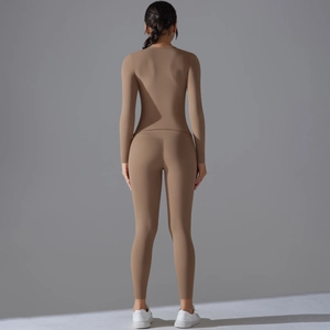 Détail du dos d'un haut de yoga à manches longues et d'un legging marron taille haute
