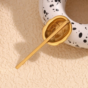 Macro shot of 18K gold plated stainless steel eggshell hair clip with polished finish