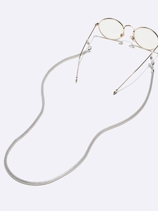 Detailed macro view of 4mm silver mesh metal glasses chain with anti-slip silicone loops