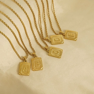 Pendentifs carrés lettres A-E en acier inoxydable plaqué or 18K sur chaînes torsadées