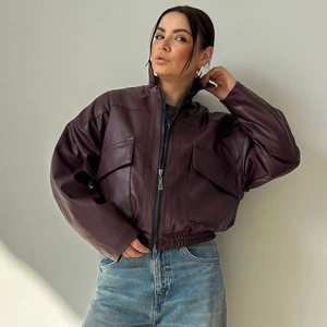 Giacca bomber oversize in ecopelle bordeaux scuro con maxi tasche e chiusura a zip