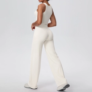 Dettaglio del set yoga bianco crema con top corto e pantaloni a gamba larga