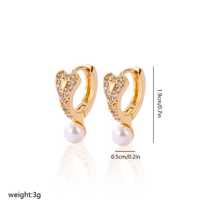 Detail showing the dimensions and weight of gold plated heart pearl earrings