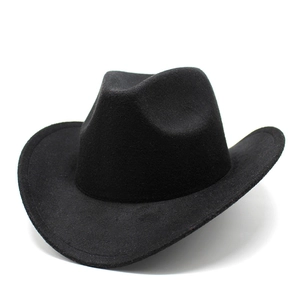 Vista dettagliata del cappello da cowboy in feltro nero con tesa larga e corona classica