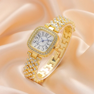Montre dorée carrée pour femme avec cristaux sur fond de soie douce et luxueuse