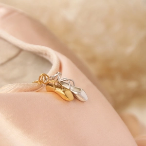 Collana placcata oro 18K con ciondoli a scarpetta da ballo in oro e argento su seta rosa