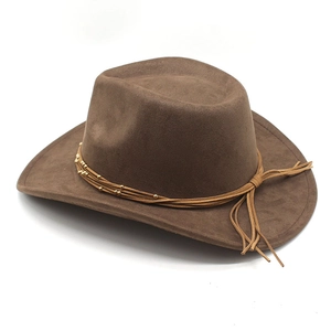 Détail du chapeau de cowboy en suède avec cordons en cuir et perles métalliques
