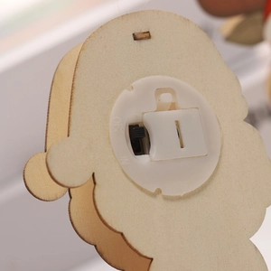Dettaglio dell'addobbo natalizio in legno con vano batteria e interruttore on-off sul retro