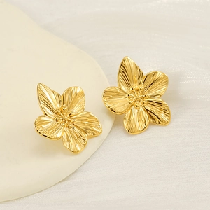Elegante goldene Blumen-Ohrstecker mit strukturierten Blütenblättern für Damen