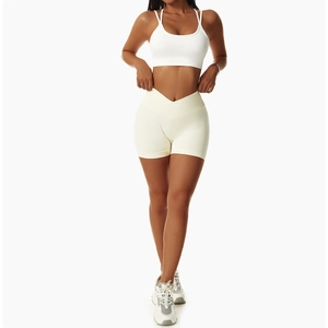 Detailaufnahme der nahtlosen Yoga-Shorts mit hohem V-förmigem Cross-Bund für Bauchkontrolle