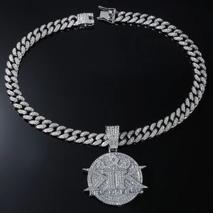 Vue détaillée du pendentif King of Kings argenté serti de strass sur chaîne cubaine