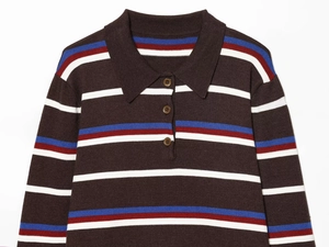 Detailansicht eines braunen Vintage-Strick-Poloshirts mit weißen, roten und blauen Streifen