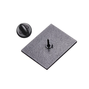 Détail de la base du badge rectangulaire noir mat avec épingle et fermoir en caoutchouc