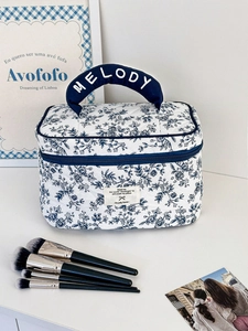 Détail de la trousse de maquillage matelassée fleurie avec broderie MELODY sur l'anse