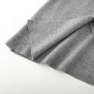 Cappotto in maglia grigio stile francese con spaccchi laterali e tessuto morbido