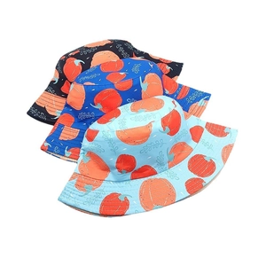 Trois bobs pour enfants en noir, bleu et bleu clair avec motifs de citrouilles festifs