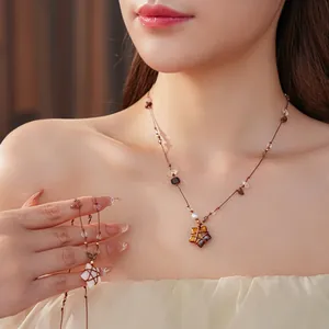 Collier étoile fait main en œil de tigre avec fil enroulé et cordon marron perlé