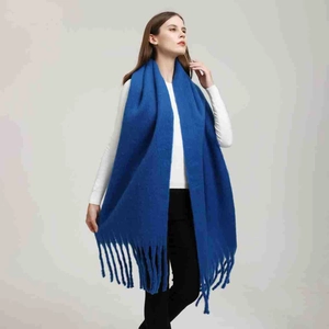 Sciarpa lunga blu effetto cashmere con frange a treccia e design a scialle oversize