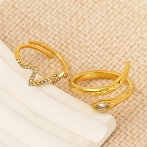 Minimalistischer goldener Schlangenring und Blitzring mit Marquise-Zirkonia
