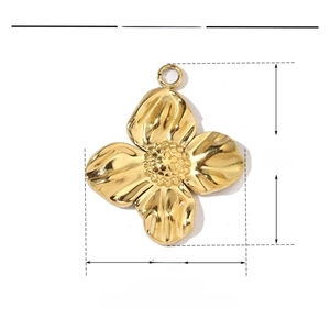Macro shot showing dimensions 18x21mm and 1.6g weight for the gold flower pendant