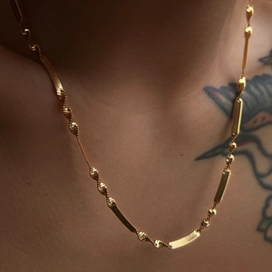 Minimalistische vergulde roestvrijstalen ketting met textuur slangenketting op vrouwenhals