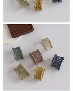Gros plan d'élastiques à cheveux en maille tricotée aux couleurs Morandi assorties