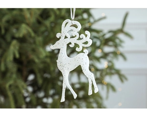Nahaufnahme eines weißen Glitzer-Rentier-Anhängers an einem festlichen Weihnachtsbaum
