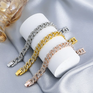 Dettaglio di bracciali a maglia cubana in oro, argento e oro rosa con cristalli pavé