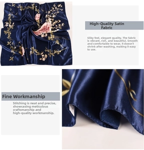 Vista dettagliata del foulard di raso blu navy con peonie rosa e cuciture dei bordi curati