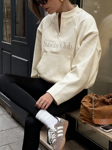 Felpa beige con mezza zip, stampa Lounge Sunday Club e colletto dritto dal taglio ampio