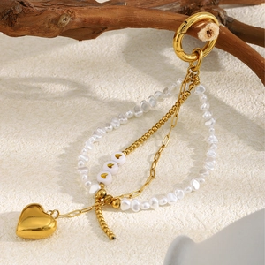 Porte-clés pendentif cœur à trois couches avec perles irrégulières et plaqué or 18K