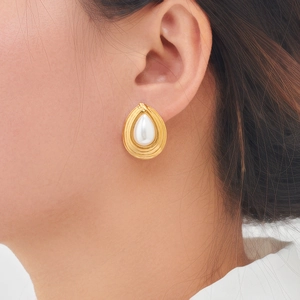 Vintage teardrop earrings in gold-plated stainless steel with inset white pearl studs