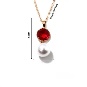 Détail du pendentif avec gemme rouge et perle avec mesures de longueur 40+5cm