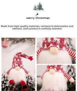 Detail eines roten Weihnachtswichtels mit Strickmütze und langem weißem Plüschbart