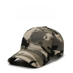 Détail de la broderie 3D FS FASHION sur la casquette de baseball camouflage