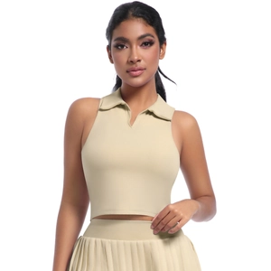 Détail d'un ensemble crop top polo sans manches beige clair et jupe de tennis plissée