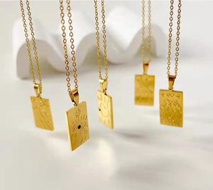 Detail von 18K vergoldeten Edelstahl-Tarot-Halsketten mit himmlischen Gravuren