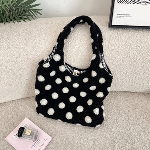 Détail du sac seau en peluche à pois montrant la texture douce et la doublure