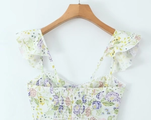 Détail d'une robe fleurie avec bretelles réglables et dos élastique smocké