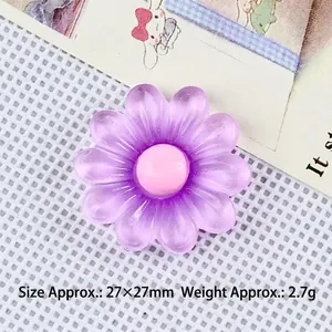 Détail d'une marguerite en résine violette avec centre rose pour accessoires DIY