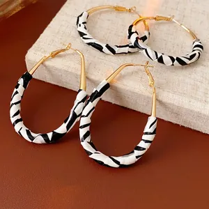 Boucles d'oreilles créoles rétro en tissu rayé noir et blanc de formes ronde et ovale