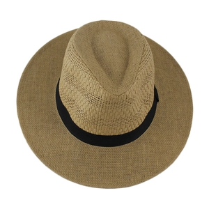 Dettaglio della trama e della fascia nera di un cappello di paglia da uomo.