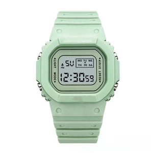 Vue détaillée de la montre de sport numérique vert clair avec cadran carré et bracelet silicone